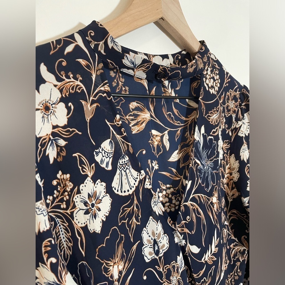 Lush Floral Wrap Blouse Long Sleeve Shirt Size Small Blue & White EUC Office - Picture 3 of 9
